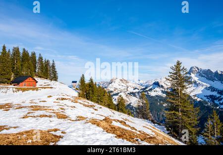 Stazione sciistica e rifugio sul monte Klewenalp nelle Alpi svizzere, Svizzera. Famosa pista da sci e attrazione per gli sport invernali, paesaggio invernale con neve Foto Stock