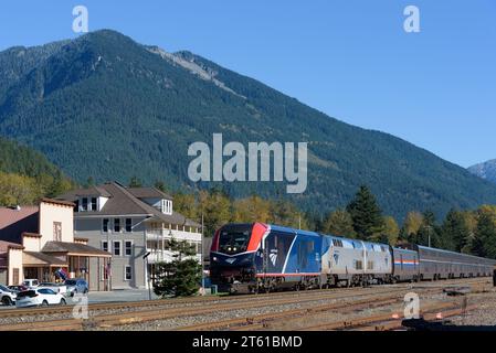 Skykomish, WA, USA - 28 ottobre 2023; treno Amtrak Empire Builder che passa per Cascade Mountains e Skykomish in direzione ovest Foto Stock