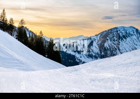 Paesaggio invernale sul monte Klewenalp nelle Alpi svizzere, Svizzera al tramonto. Famosa pista da sci e attrazione per gli sport invernali con montagne innevate e.. Foto Stock