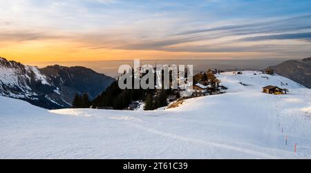 Stazione sciistica e rifugi sul monte Klewenalp nelle Alpi svizzere, Svizzera. Famosa pista da sci e attrazione per gli sport invernali, paesaggio invernale con neve Foto Stock