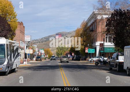 Lakeview, OREGON, Stati Uniti d'America - 14 ottobre 2023; Visualizza lungo la strada commerciale del distretto sulla US 395 a Lakeview, Oregon, in autunno Foto Stock