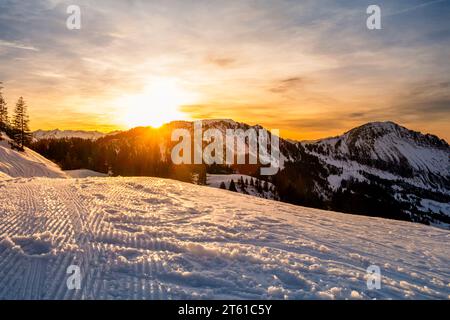 Paesaggio invernale sul monte Klewenalp nelle Alpi svizzere, Svizzera al tramonto. Famosa pista da sci e attrazione per gli sport invernali con montagne innevate, abeti Foto Stock