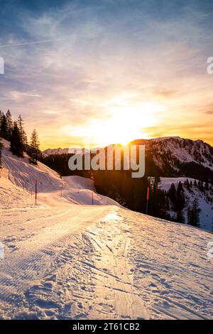 Paesaggio invernale sul monte Klewenalp nelle Alpi svizzere, Svizzera al tramonto. Famosa pista da sci e attrazione per gli sport invernali con montagne innevate, abeti Foto Stock