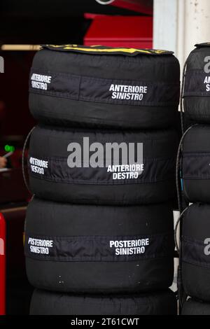 GOMME coperte di coperte sulla SCUDERIA FERRARI in garage nell'ambito del Gran Premio di F1 di San Paolo 2023 all'autodromo Jose Carlos Pace di Novembe Foto Stock