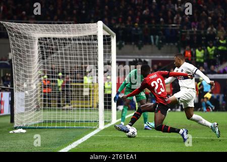 Milano, Italia. 7 novembre 2023. Mike Maignan dell'AC Milan guarda mentre il compagno di squadra Fikayo Tomori nega a Kylian Mbappe del PSG un'opportunità di segnare durante la partita di UEFA Champions League a Giuseppe Meazza, Milano. Il credito fotografico dovrebbe leggere: Jonathan Moscrop/Sportimage Credit: Sportimage Ltd/Alamy Live News Foto Stock