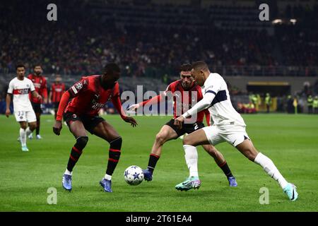 Milano, Italia. 7 novembre 2023. Kylian Mbappe del PSG affronta Fikayo Tomori e Davide Calabria del Milan durante la partita di UEFA Champions League a Giuseppe Meazza. Il credito fotografico dovrebbe leggere: Jonathan Moscrop/Sportimage Credit: Sportimage Ltd/Alamy Live News Foto Stock