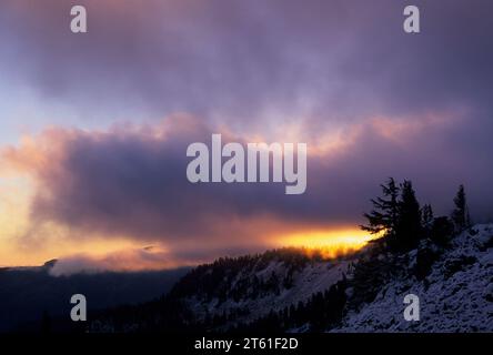 Sunrise lungo Bear Creek Mountain Trail, rocce di capra deserto Wenatchee National Forest, Washington Foto Stock