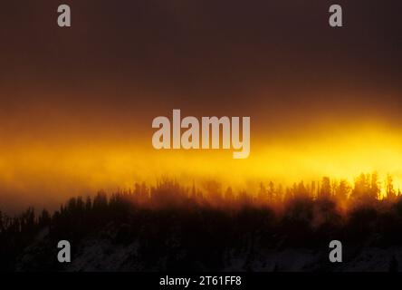 Sunrise lungo Bear Creek Mountain Trail, rocce di capra deserto Wenatchee National Forest, Washington Foto Stock