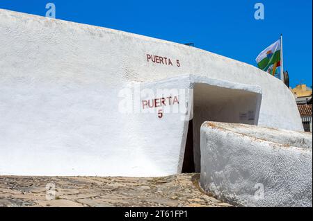 ESTEPONA, SPAGNA - 29 LUGLIO 2023: Bullring building a Estepona, Spagna, il 29 luglio 2023 Foto Stock