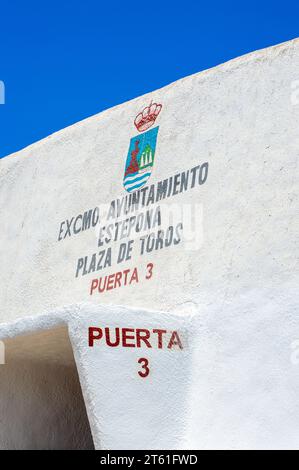 ESTEPONA, SPAGNA - 29 LUGLIO 2023: Bullring building a Estepona, Spagna, il 29 luglio 2023 Foto Stock