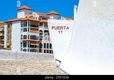 ESTEPONA, SPAGNA - 29 LUGLIO 2023: Bullring building a Estepona, Spagna, il 29 luglio 2023 Foto Stock