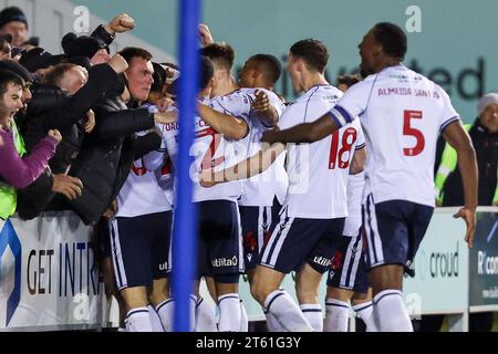 Shrewsbury, Regno Unito. 7 novembre 2023. I giocatori del Bolton celebrano il gol con i tifosi presi durante la partita EFL Sky Bet League 1 tra Shrewsbury Town e Bolton Wanderers a Croud Meadow, Shrewsbury, Inghilterra, il 7 novembre 2023. Foto di Stuart Leggett. Solo per uso editoriale, licenza necessaria per uso commerciale. Nessun utilizzo in scommesse, giochi o pubblicazioni di un singolo club/campionato/giocatore. Credito: UK Sports Pics Ltd/Alamy Live News Foto Stock