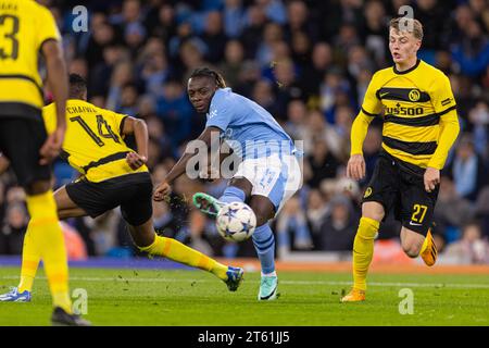 Manchester, Regno Unito. 8 novembre 2023. Jeremy Doku (C) del Manchester City spara durante la partita del gruppo G di UEFA Champions League tra Manchester City FC e BSC Young Boys a Manchester, in Gran Bretagna, il 7 novembre 2023. Crediti: Xinhua/Alamy Live News Foto Stock