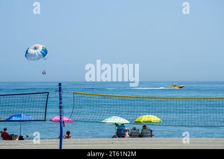 ESTEPONA, SPAGNA - 29 LUGLIO 2023: Lungomare di Estepona, Spagna il 29 luglio 2023 Foto Stock