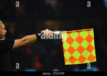 Manchester, Regno Unito. 7 novembre 2023. Linesman in azione durante la UEFA 2022 Champions League tra Manchester City e Young Boys, City of Manchester Stadium, 7 novembre 2023 (foto di Anthony STANLEY/ATP Images) (STANLEY Anthony /ATP/SPP) credito: SPP Sport Press Photo. /Alamy Live News Foto Stock