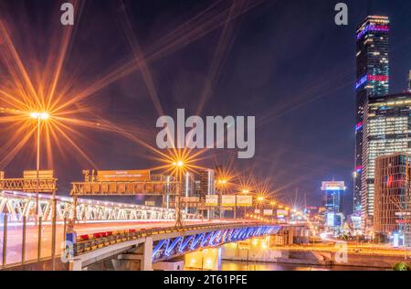 Gli scraper della città di Mosca di notte e il ponte Dorogomilovsky con illuminazione. Mosca, Russia - contesto urbano. Traduzione del testo - Foto Stock