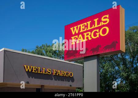 New Brighton, Minnesota. Segnali della banca Wells Fargo Foto Stock