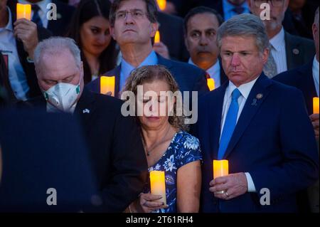 Washington, DC, martedì 7 novembre 2023. Washington, Vereinigte Staaten. 7 novembre 2023. Rappresentante degli Stati Uniti Debbie Wasserman Schultz (Democratico della Florida), al centro, in piedi con il leader della maggioranza della camera degli Stati Uniti Steve Scalise (Repubblicano della Louisiana), a sinistra, e il rappresentante degli Stati Uniti Michael McCaul (repubblicano del Texas), giusto, come membri del Congresso sono Uniti da familiari di vittime israeliane e ostaggi di Hamas durante una veglia bipartisan a lume di candela al Campidoglio degli Stati Uniti a Washington, DC, martedì 7 novembre 2023. Credito: Rod Lamkey/CNP/dpa/Alamy Live News Foto Stock