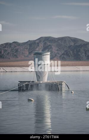 L'acqua evapora nell'impianto di trattamento delle acque situato presso il Marine Corps Air-Ground Combat Center, Twentynine Palms, California, 17 ottobre 2023. La struttura rappresenta un investimento sostanziale per garantire sia la qualità dell'acqua a lungo termine che la sicurezza per il Combat Center. La missione dell'impianto di trattamento delle acque è fornire al Combat Center acqua potabile sicura e affidabile a tutti i membri del servizio, ai civili del Dipartimento della difesa e alle loro famiglie. (Foto del corpo dei Marines degli Stati Uniti di Lance Cpl. Justin J. Marty) Foto Stock