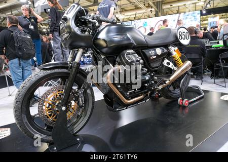 Milano, Italia. 7 novembre 2023. Moto Guzzi V7 850 Cafe Racer alla 80esima edizione di EICMA - Salone Internazionale del ciclo e della motocicletta di Milano alla Fiera di Rho il 7 novembre 2023, Rho - Milano, Italia. (Foto di Roberto Tommasini/NurPhoto) credito: NurPhoto SRL/Alamy Live News Foto Stock