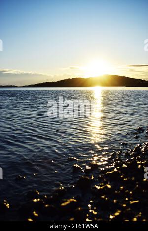 Splendida alba sull'oceano | scatto verticale Foto Stock