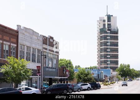 Bartlesville, Oklahoma, USA - 25 giugno 2023: Il sole del pomeriggio splende sul grattacielo progettato da Frank Lloyd Wright, la Price Tower. Foto Stock