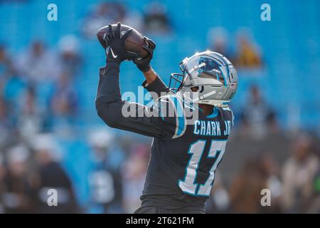 Charlotte, NC, USA: Il wide receiver dei Carolina Panthers DJ Chark Jr. (17) riceve un passaggio durante il riscaldamento pre-partita prima di una gara della NFL contro gli Indianap Foto Stock