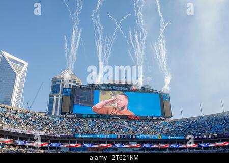 Charlotte, NC, USA: Un'immagine generale di un fan del Jumbotron saluta durante il canto dell'inno nazionale prima di una partita della NFL alla Bank of Americ Foto Stock
