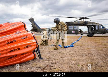 Mililani, Hawaii, USA. 4 novembre 2023. Soldati statunitensi assegnati al 1st Battalion, 183rd Aviation Regiment, 1st Battalion, 189th Aviation Regiment e 3rd Battalion, 126th Aviation Regiment, Hawaii Army National Guard, metti in sicurezza un secchio Bambi a un elicottero UH-60M Black Hawk durante le operazioni aeree di eliminazione delle cadute d'acqua in risposta agli incendi di Mililani a Mililani, Hawaii, 4 novembre 2023. La Guardia Nazionale delle Hawaii ha condotto oltre 70 gocce d'acqua e 30.000 galloni d'acqua sopra gli incendi di Mililani. (Immagine di credito: © Lianne Hirano/U.S. Army/ZUMA Press Wire) EDITORIALE USA Foto Stock