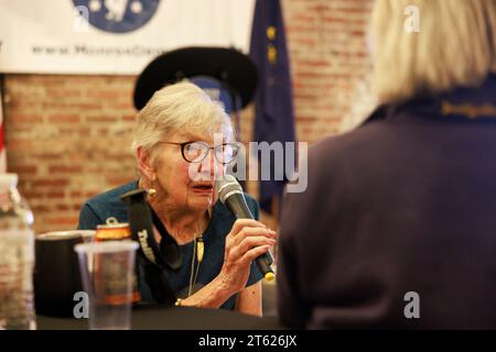 BLOOMINGTON, INDIANA - 7 NOVEMBRE: Charlotte Zeitlow presenta il sindaco di Bloomington Kerry Thomson dopo le elezioni locali del 7 novembre 2023 a Bloomington, Indiana. (Foto di Jeremy Hogan/The Bloomingtonian) Foto Stock