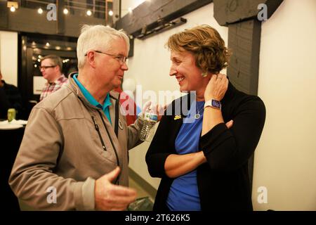 BLOOMINGTON, INDIANA - 7 NOVEMBRE: Il sindaco di Bloomington elegge Kerry Thomson, a destra, e il sindaco uscente John Hamilton parlano dopo le elezioni locali del 7 novembre 2023 a Bloomington, Indiana. (Foto di Jeremy Hogan/The Bloomingtonian) Foto Stock