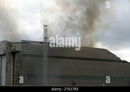 Appendiabiti per dirigibili della Marina in fiamme Foto Stock
