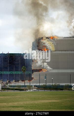 Appendiabiti per dirigibili della Marina in fiamme Foto Stock