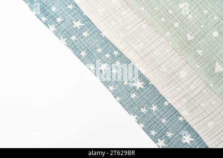 Tre coperte di cotone piegate su sfondo bianco Foto Stock