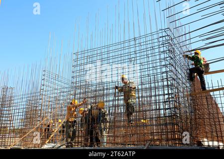 Contea di Luannan - settembre 28: Operai siderurgici nei cantieri, il 28 settembre 2016, contea luannana, provincia di hebei, Cina Foto Stock