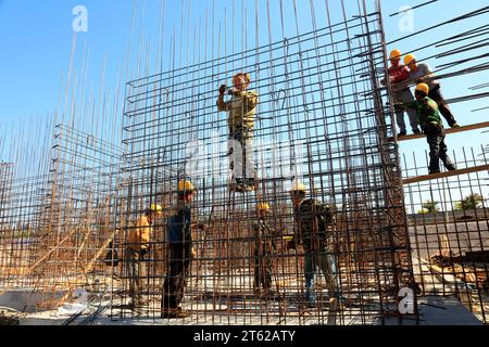 Contea di Luannan - settembre 28: Operai siderurgici nei cantieri, il 28 settembre 2016, contea luannana, provincia di hebei, Cina Foto Stock