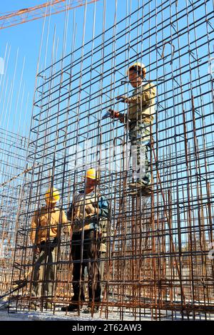 Contea di Luannan - settembre 28: Operai siderurgici nei cantieri, il 28 settembre 2016, contea luannana, provincia di hebei, Cina Foto Stock