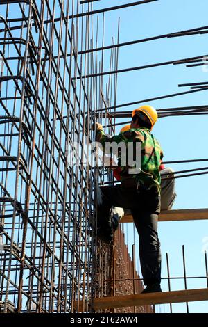 Contea di Luannan - settembre 28: Operai siderurgici nei cantieri, il 28 settembre 2016, contea luannana, provincia di hebei, Cina Foto Stock