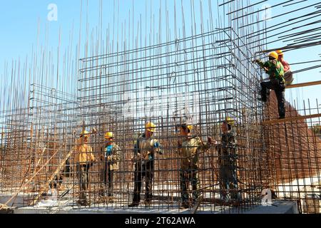 Contea di Luannan - settembre 28: Operai siderurgici nei cantieri, il 28 settembre 2016, contea luannana, provincia di hebei, Cina Foto Stock