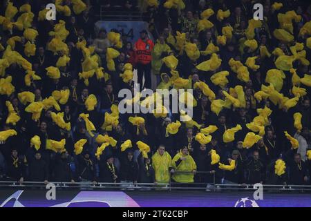 Etihad Stadium, Manchester, Regno Unito. 7 novembre 2023. Champions League Football, fase a gironi, Manchester City vs Young Boys; i tifosi dei Young Boys sventolano i ponchos gialli che indossavano all'inizio della partita credito: Action Plus Sports/Alamy Live News Foto Stock