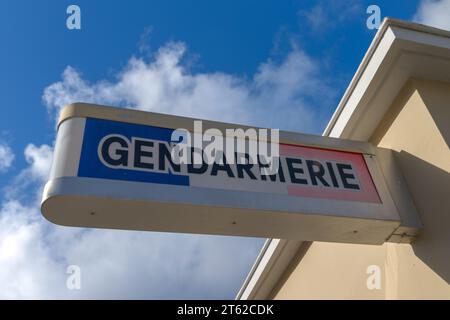 Bordeaux , Francia - 10 31 2023 : il segno di testo gendarmeria e il logo del marchio in francia significano nella polizia militare francese sulla facciata del muro ufficio d'ingresso su blu Foto Stock