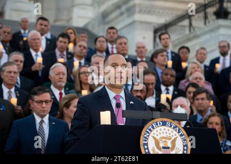 Washington, Stati Uniti. 7 novembre 2023. Il leader della minoranza della camera degli Stati Uniti, Hakeem Jeffries (democratico di New York), esprime le proprie osservazioni in quanto i membri del Congresso sono accompagnati da familiari di vittime israeliane e ostaggi di Hamas durante una veglia bipartisan a lume di candela presso il Campidoglio degli Stati Uniti a Washington, DC, USA, martedì 7 novembre, 2023. foto di Rod Lamkey/CNP/ABACAPRESS.COM credito: abaca Press/Alamy Live News Foto Stock