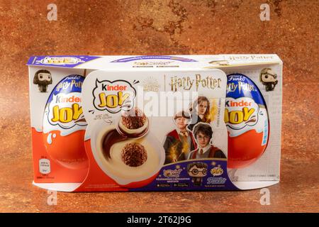 confezione di tre uova di cioccolato del marchio Kinder Joy con tema Harry Potter, primo piano Foto Stock