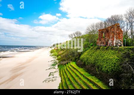 Vista delle rovine della chiesa di Hoff. Vecchia rovina sulla spiaggia del Mar Baltico polacco con la natura circostante. Foto Stock