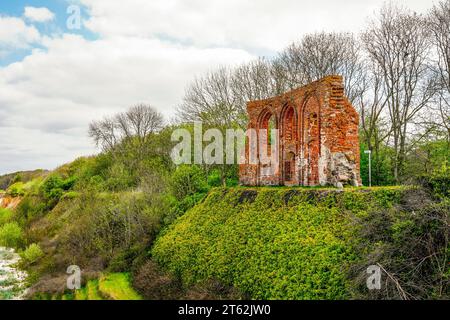 Vista delle rovine della chiesa di Hoff. Vecchia rovina sulla spiaggia del Mar Baltico polacco con la natura circostante. Foto Stock