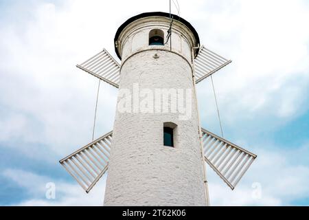 Mühlenbake a Swinoujscie, sul Mar Baltico. Torre rotonda in pietra con quattro pale per mulini a vento. Un contrassegno di navigazione per accedere alla porta. Foto Stock