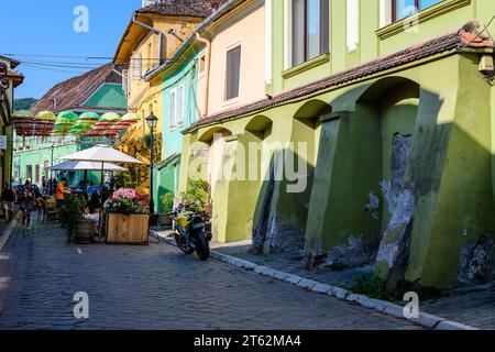 Sighisoara, Romania, 13 luglio 2021: Vecchie case dipinte di colore nel centro storico della cittadella di Sighisoara, in Transilvania (Transilvania) regi Foto Stock