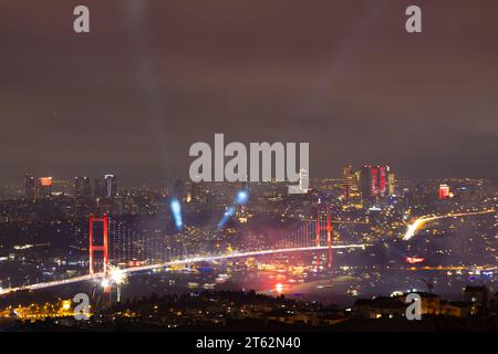 Foto di sfondo di Istanbul. Ponte sul Bosforo, conosciuto anche come Ponte dei Martiri del 15 luglio, con riflettori e fuochi d'artificio. Rumore incluso e messa a fuoco selettiva sulla retroilluminazione Foto Stock