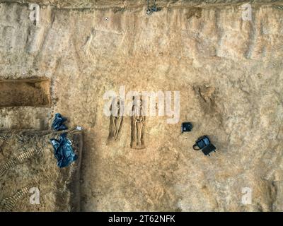 Ein Grab aus der Karolingerzeit wurde von Archäologen auf dem Gelände der Königspfalz Helfta freigelegt. In dem Grab aus dem 8. Jahrhundert liegen ein Foto Stock