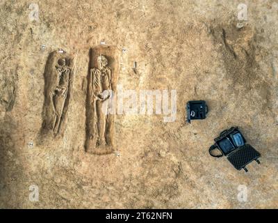 Ein Grab aus der Karolingerzeit wurde von Archäologen auf dem Gelände der Königspfalz Helfta freigelegt. In dem Grab aus dem 8. Jahrhundert liegen ein Foto Stock